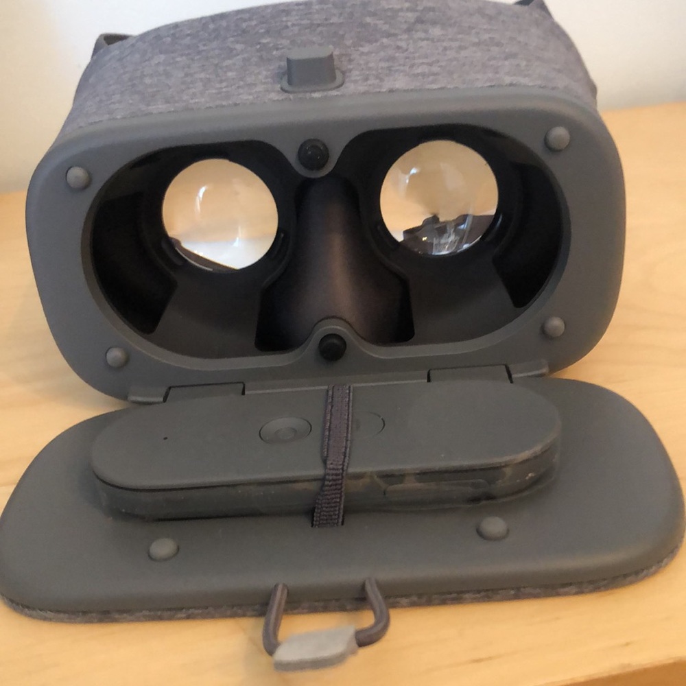 Google Daydream View Headset with Remote -NWOT-